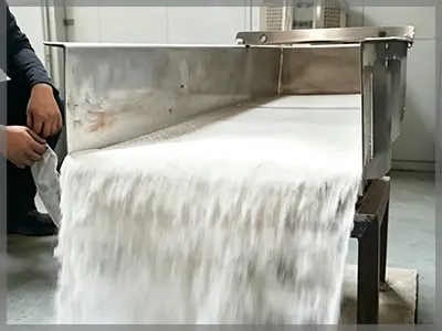 Compact vibrating feeder