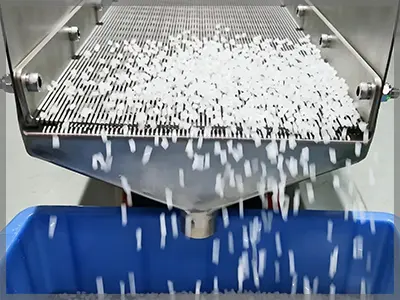 Compact vibrating feeder